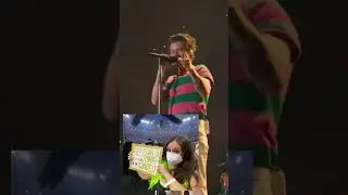 Harry styles reading fans sign (Let's have a staring contest)