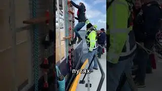 Как лоцманы поднимаются на большие суда? Опасные двери на кораблях