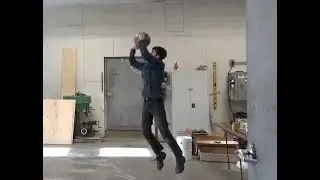 Нужно попасть 3 раза подряд в кольцо.