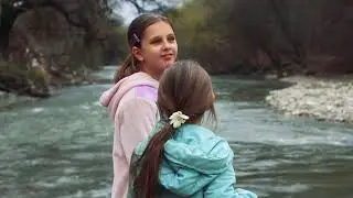 Клип. Настя и Соня, прогулка на речку.