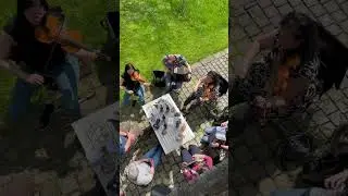 Spontane «Stubete» von innerschweizer MusikerInnen im Urwaldhaus-Garten im Frühling 2023. (Ergänzt)
