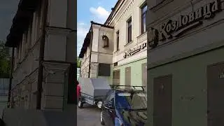 Необычная статуя козы в Москве