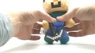Плюшевый Стив с киркой.