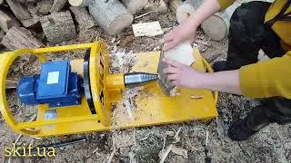 Заготівля дров на зиму за допомогою дровоколу