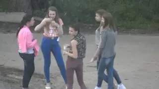 Девушки гуляют