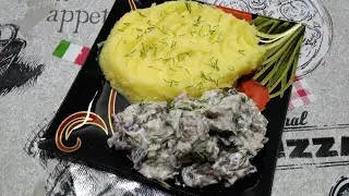 Грибы жаренные с луком и сметаной .