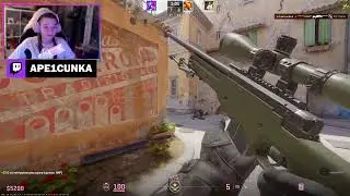 Девушка взяла в руки AWP