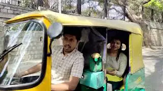 Auto driver negotiate with lady
