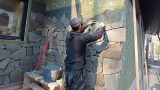 Как правильно клеить природный камень на фасад.