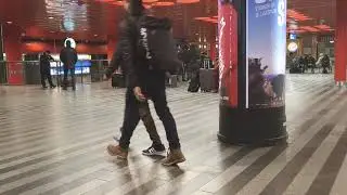 Ночной вокзал Прага. видео 2. студенты танцуют играют и поют)