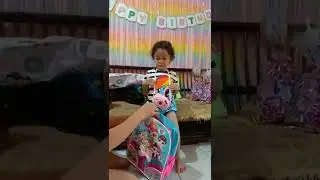 BUKA KADO DARI OM TRI N TANTE SEKAR