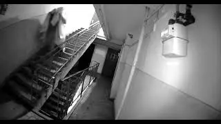 Cu cearșaful pe cap, distruge o cameră de supraveghere