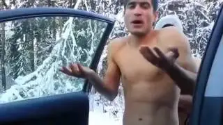 Голые таджики зимой на дороге