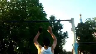 Головатский Илья залез через плечи на турник