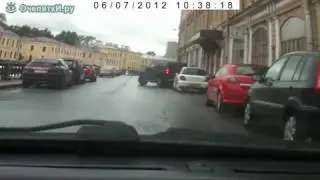 Парень с помощью ноутбука заглушил авто