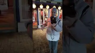 Охотится за неоновыми вывесками 📷 