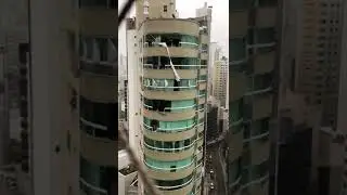 Ciclone bomba arranca vidraça de prédio