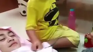 ITUNYA DIPEGANG ADIKNYA