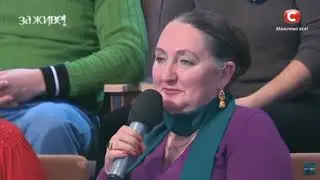 Реакция на презерватив. Нюхает презерватив