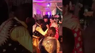 #anushkasharma #viratkohli receiving blessings from #gurdasmaan at their reception 🙏 #filmykalakar