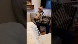 Горько  плакала  ива.