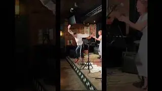 Беседин пустился в пляс на своём концерте #беседин #каменева #бутусов