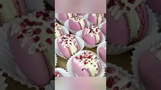 Макарон малина белый шоколад.