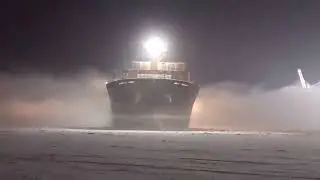 Рыбаки и ледокол: Он идет на нас!