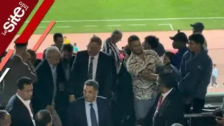 فوزي لقجع يعانق مرافقيه ويغادر المدرجات مبتسما لانتصار المغرب برباعية على الغابون