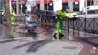 Как в Европе моют улицы с мылом и щетками.
