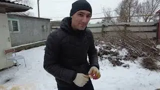 Старый дом в деревне. Убираем во дворе. Делаем лестницу.