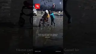 Gazzeli bir çocuk çamurdan geçiyor.