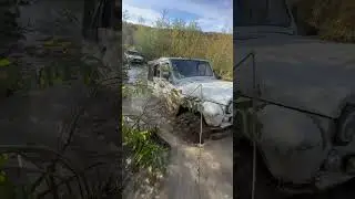 Нива по капот заехала в брод а УАЗ не почувствовал и затащил 