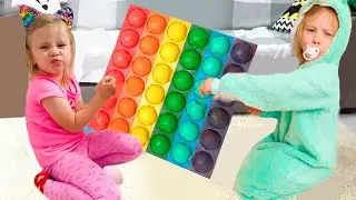 Ника и сестра Моника играют вместе / видео для детей