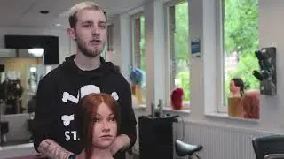 Jack nutzt eine Mixed-Reality-Brille beim Haare Schneiden