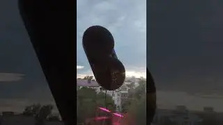 Как моет окна вакуумный робот мойщик окон. Самая бюджетная модель.