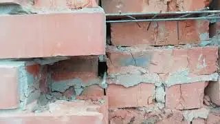 Супер новая технология кладки стен из кирпича. Мастер кладки, нервно курит в сторонке.