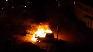 Car burns outside our apartment 難波のアパートの前に車が燃えた