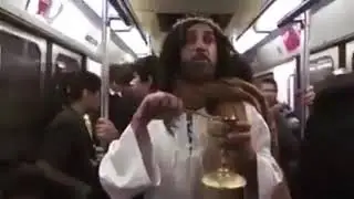 se vistió de Jesús, se subió a un tren y lo que hizo sorprendió al mundo