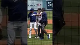 Yunho makes 1st pitch at Dodgers vs Mets game⚾ #ATEEZ_1stpitch #Yunho #윤호