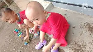 Bermain mobil mobilan di depan teras rumah....