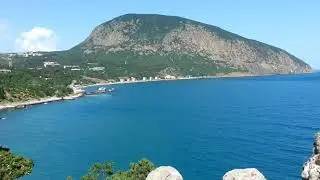 Вид на скалу Шаляпина с башни Генуэзской крепости 20190621