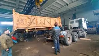 Installing the dump body on a MAZ 6501 after it tipped over. Installed a windshield on my MAZ 5516