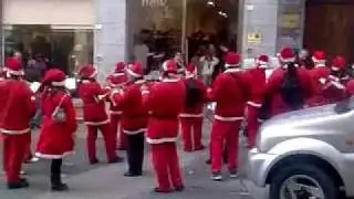 Кучка музыкальных Санта Клаусов