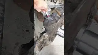 Установка шкворня и смазка | Freightliner Kingpin replacement | смазка ступицы на Фуре