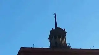 Экстремалы залезли на антену жилого дома