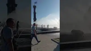 Марк с папой прошлись под фонтаном 😹