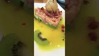 Avokados and salmon