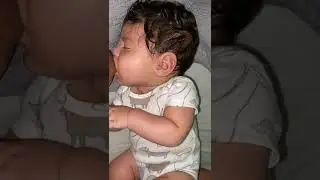 Ibu Muda lagi Menyusui Bayinya # Shorts