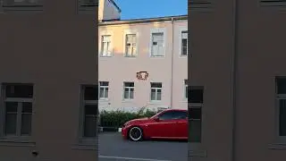 На стене дома в Коломне оставили участки без штукатурки, чтобы показать старинную кирпичную кладку.